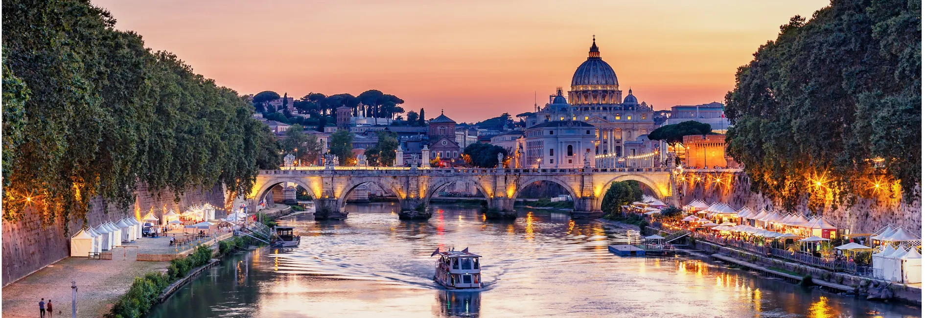 Rome bij schemerlicht met Kathedraal op de achtergrond en rivier met varende boot op de voorgrond