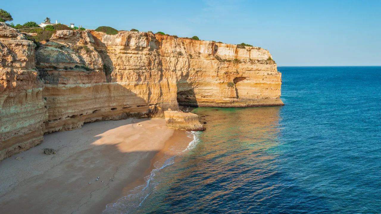 Albufeira strand met rotsen