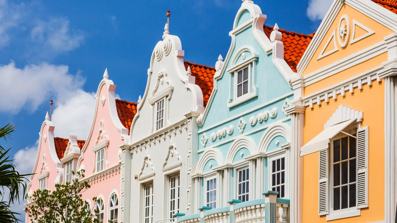 Gekleurde huizen Oranjestad