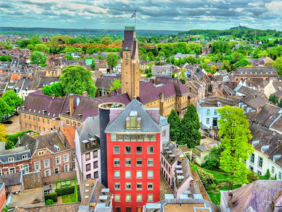 Overzicht van de stad met gekleurde flat in Maastricht