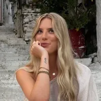 Jonge vrouw met lang, blond haar.