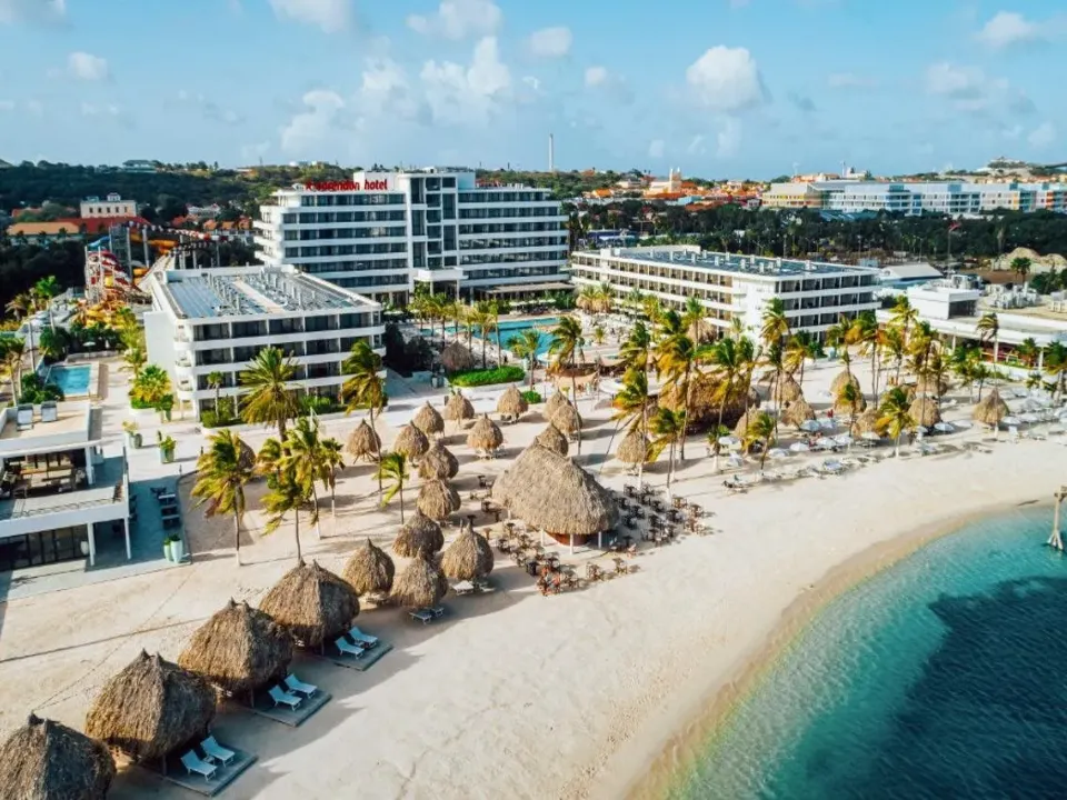 Uitzicht over hotel direct aan het strand