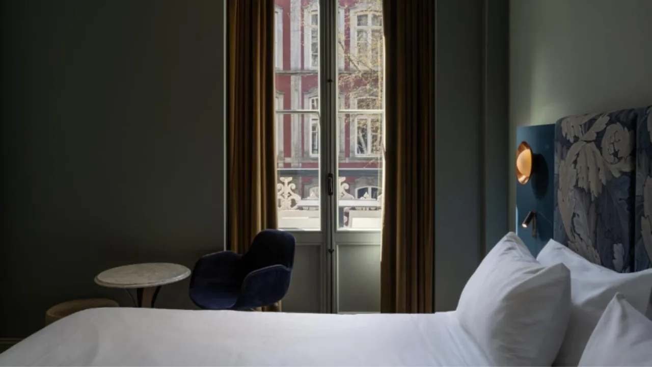 Slaapkamer van Hotel Monastere Maastricht met weinig licht en groene muren