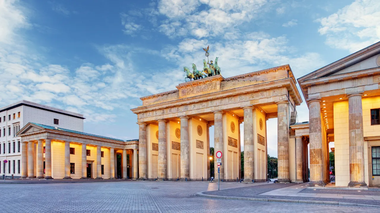 Brandenburger tor in Berlijn die van onder wordt belicht