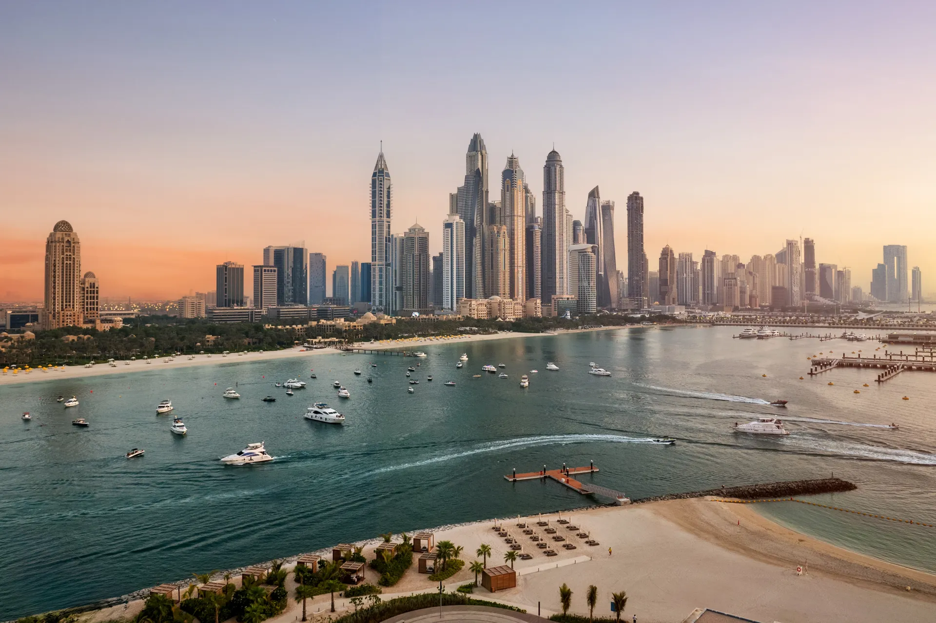 Skyline van Dubai met zonsondergang