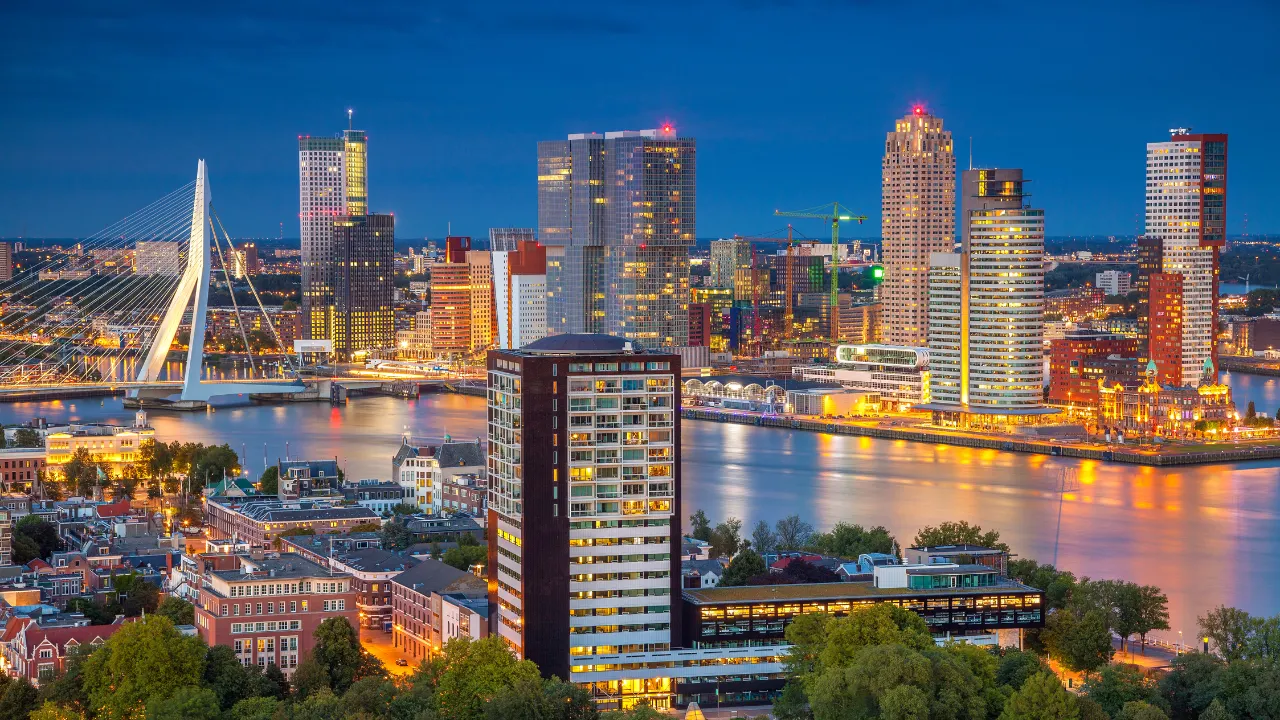 Skyline van Amsterdam bij nacht