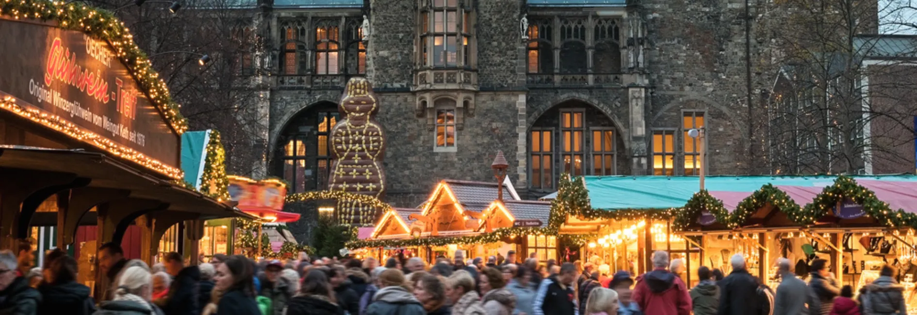 Kerstkraampjes met kerstverlichting voor een grote dom