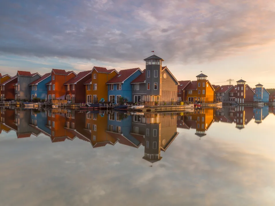 Huizen aan water met weerspiegeling