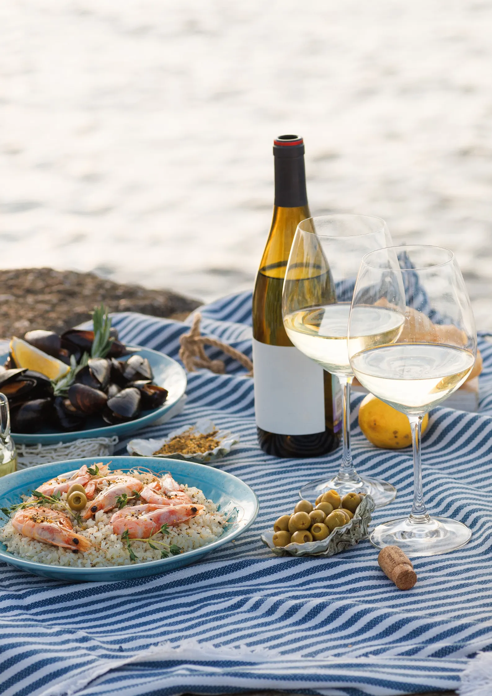 Garnalen, zeevruchten, hapjes en salades op tafel in Visrestaurant. Strandrestaurant in Griekenland