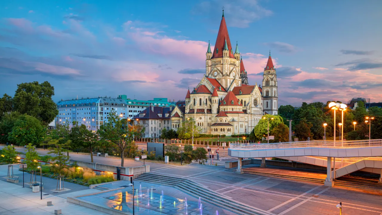 Kasteel met rood/blauwe daken op plein met roze/blauwe lucht