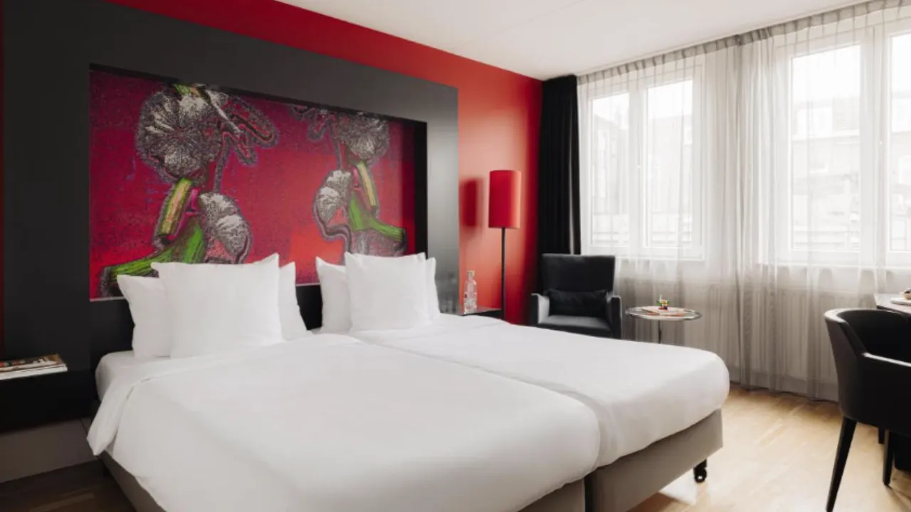 Slaapkamer met rode muren met schilderingen erop