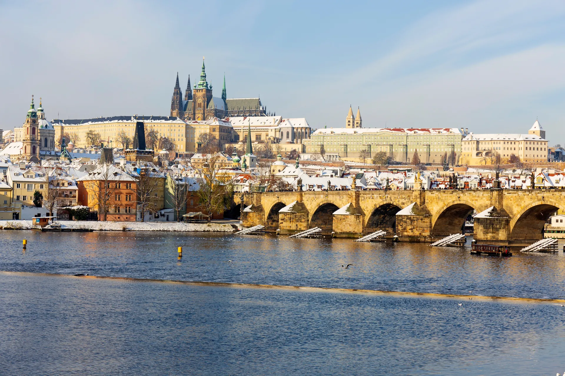 Karelsbrug over het water met historische oude stad op achtergrond met besneeuwde daken