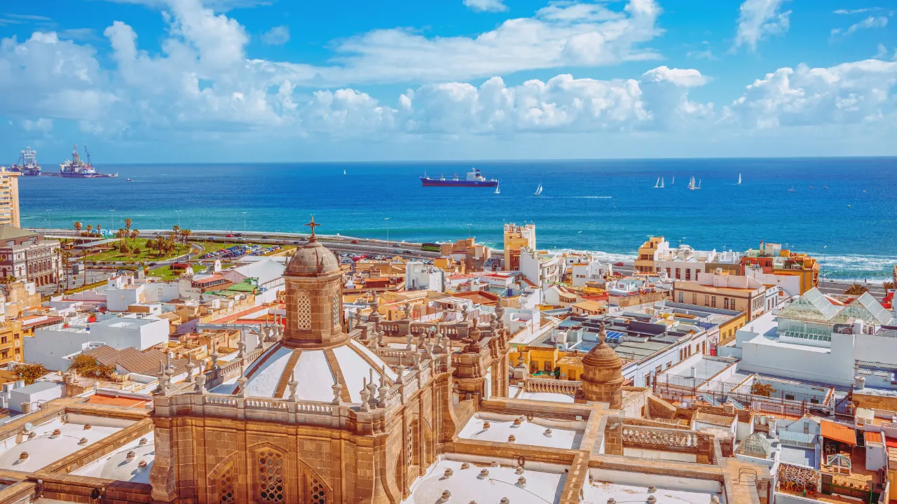 Stad van Las Palmas vanuit vogelperspectief met op de achtergrond de zee