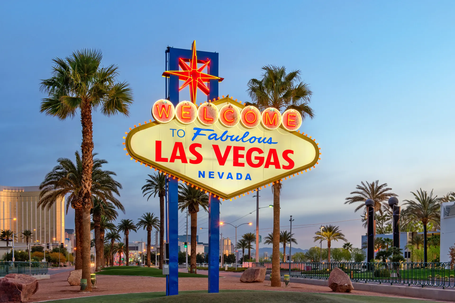 Groot bord met "Las Vegas" tekst met palmbomen op achtergrond