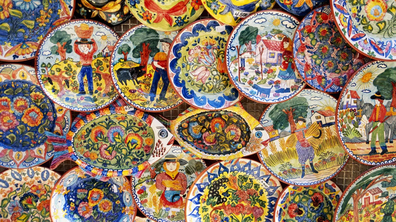 Gekleurde borden met verschillende patronen gevestigd op een muur