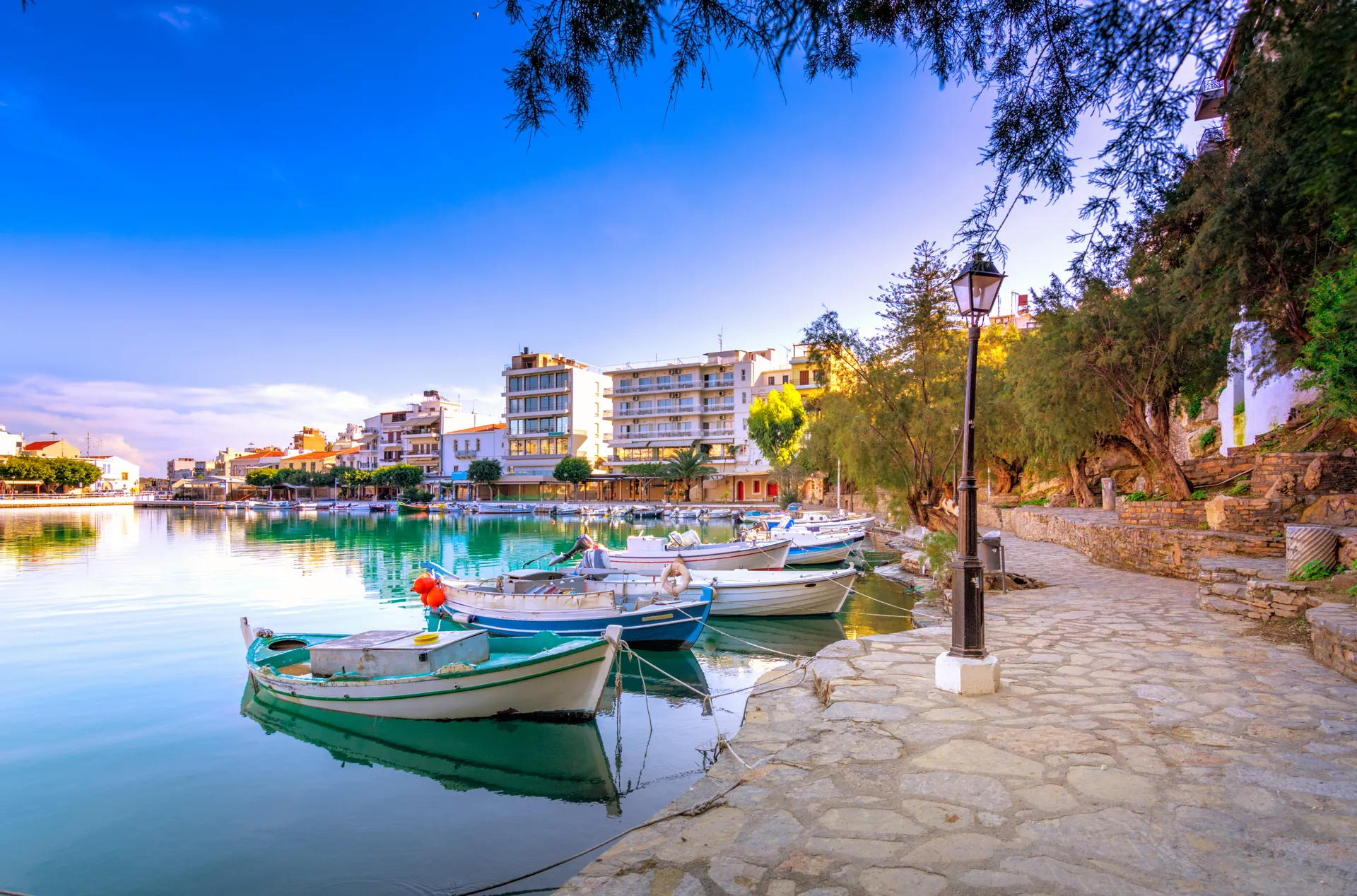 Het meer Voulismeni in Agios Nikolaos, een schilderachtig kustplaatsje met kleurrijke gebouwen rond de haven in het oosten van het eiland Kreta
