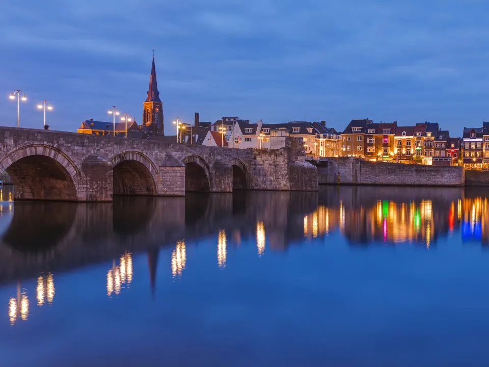 Brug bij nachtlicht Maastricht