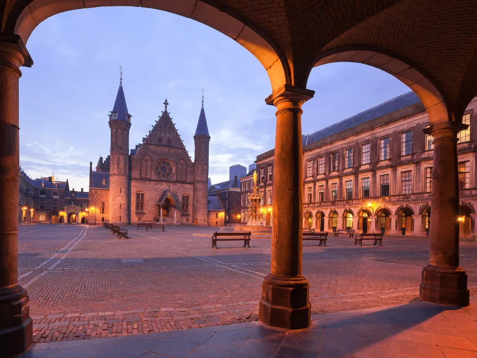 Foto kerk bij zonsondergang