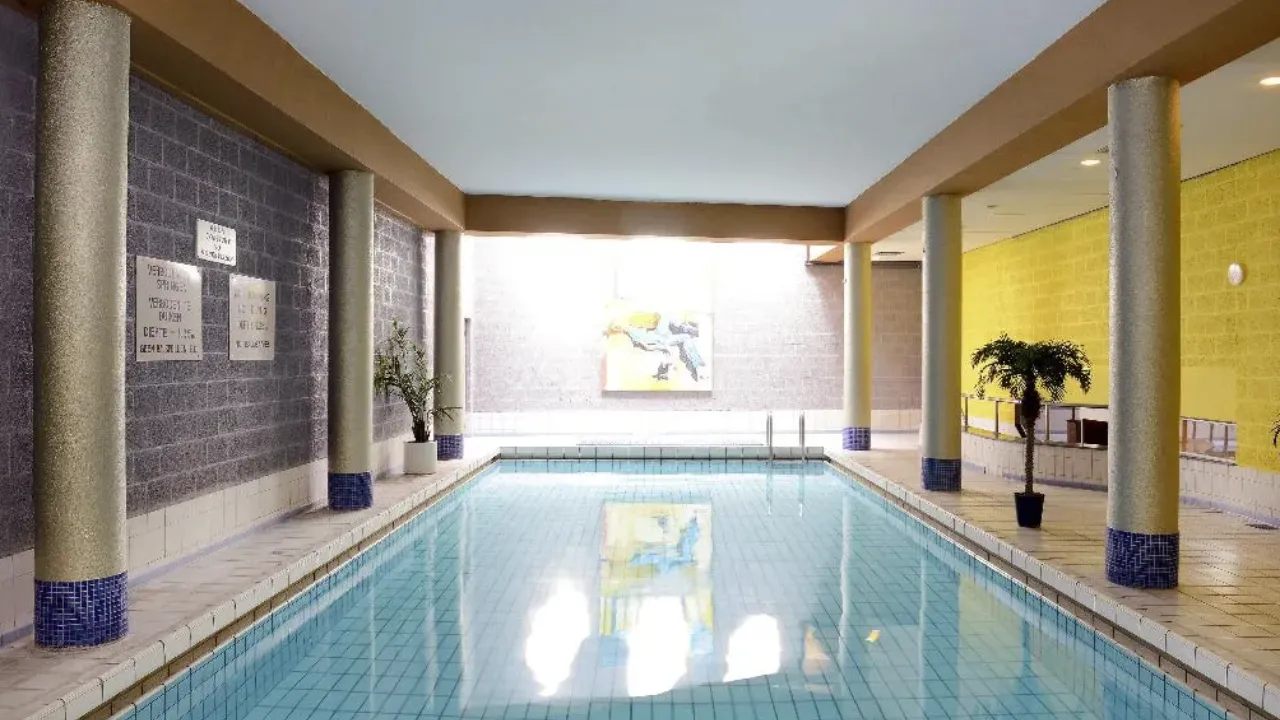 Rechthoeking zwembad in Amrâth Grand Hotel lEmpereur