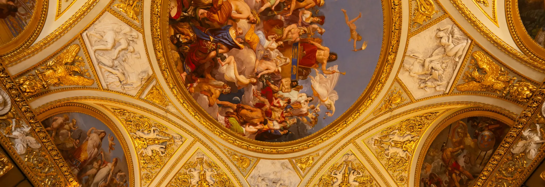 Plafondschilderingen van een kerk in Florence et gouden details