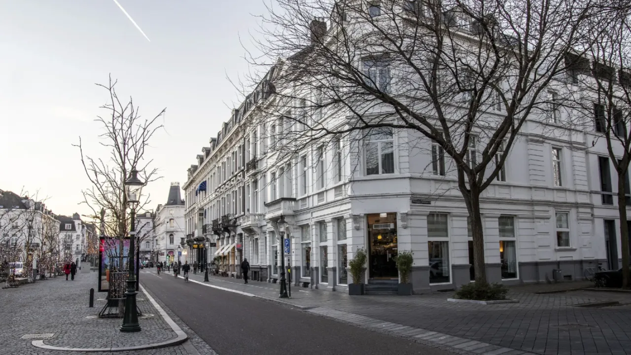 Buitenkant van hotel Designhotel Maastricht met witte voorgevel