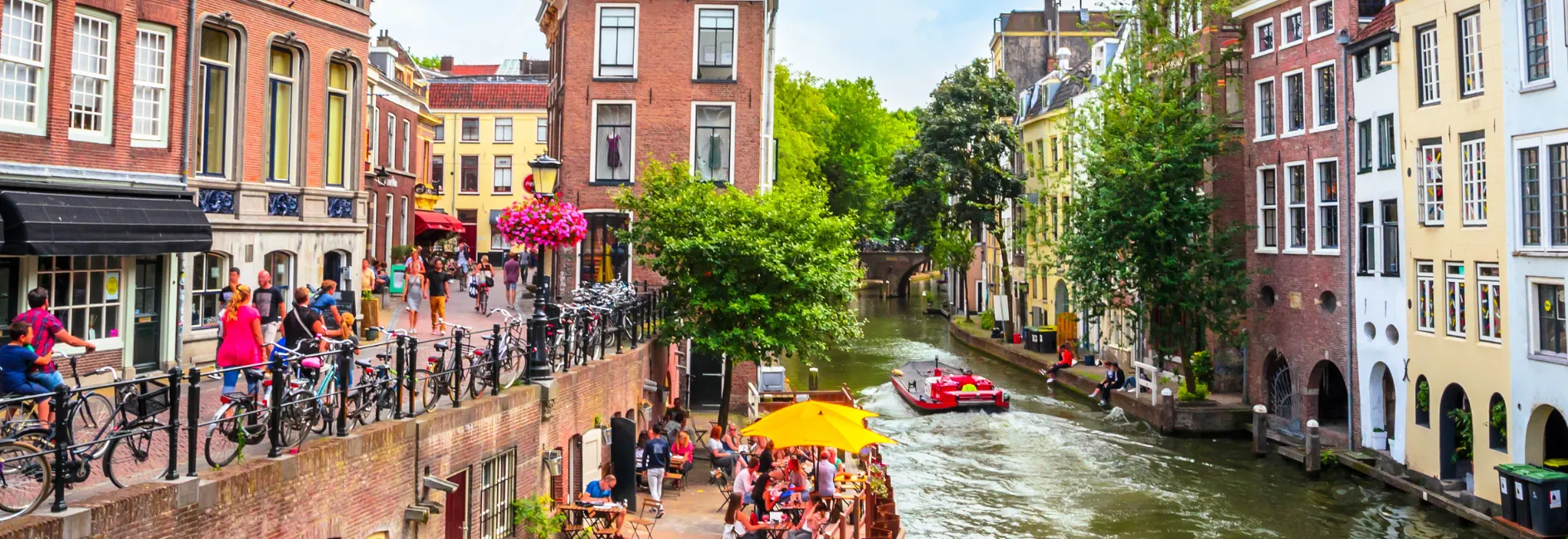 Grachten van Utrecht met gekleurde huizen er omheen