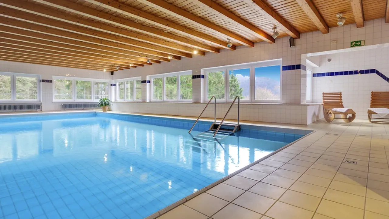 Rechthoerking binnenzwembad met uitzicht over de bergen van Winterberg