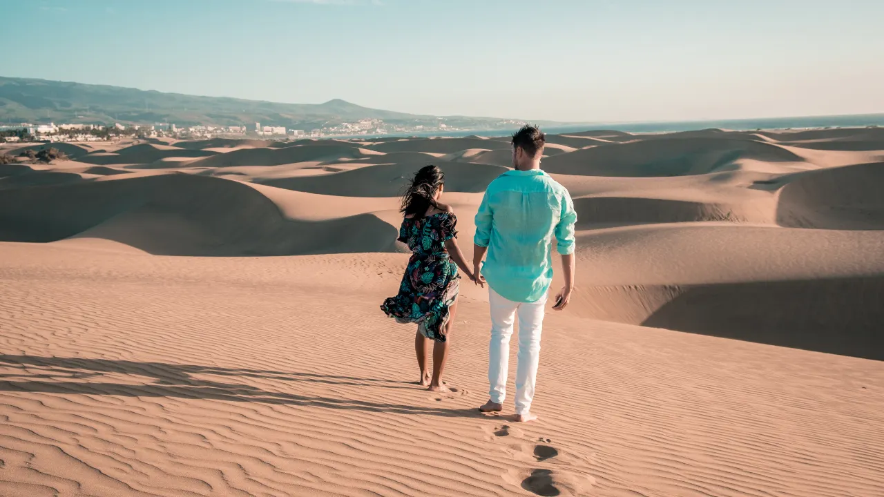 Koppel dat wandelt over enorme zandvlakte in Maspalomas
