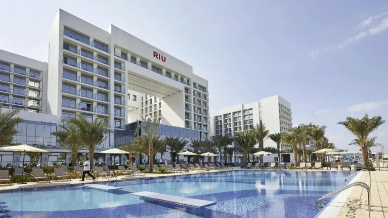 Hotel met groot zwembad in Dubai