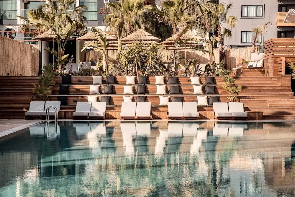 Foto van zwembad met ligbedjes