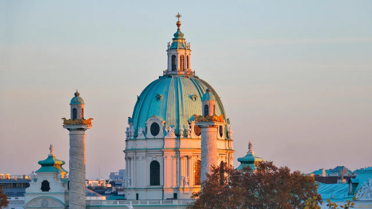 Wit blauwe koepel van gebouw met lage zon