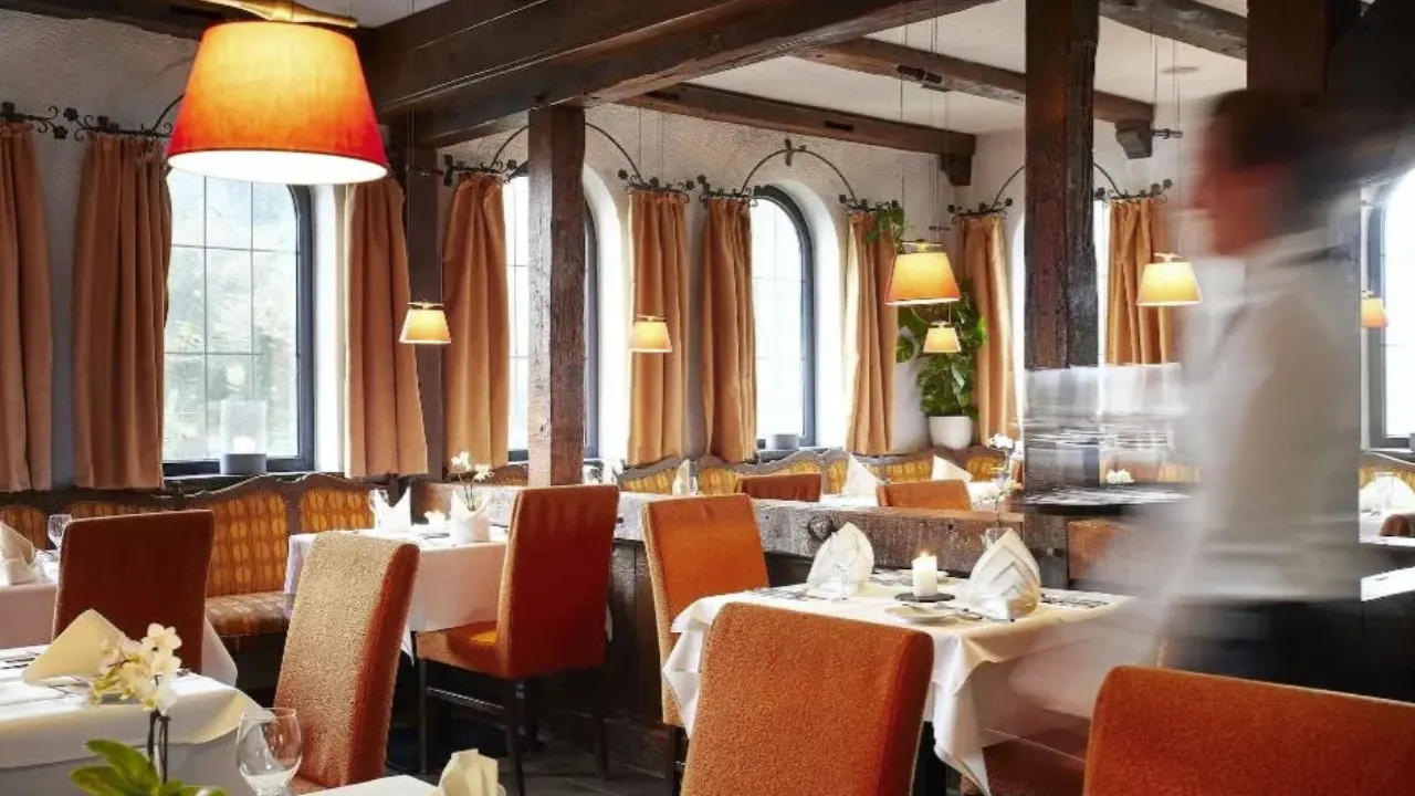 Eetruimte in hotel AVITAL met oranje stoelen en houten details