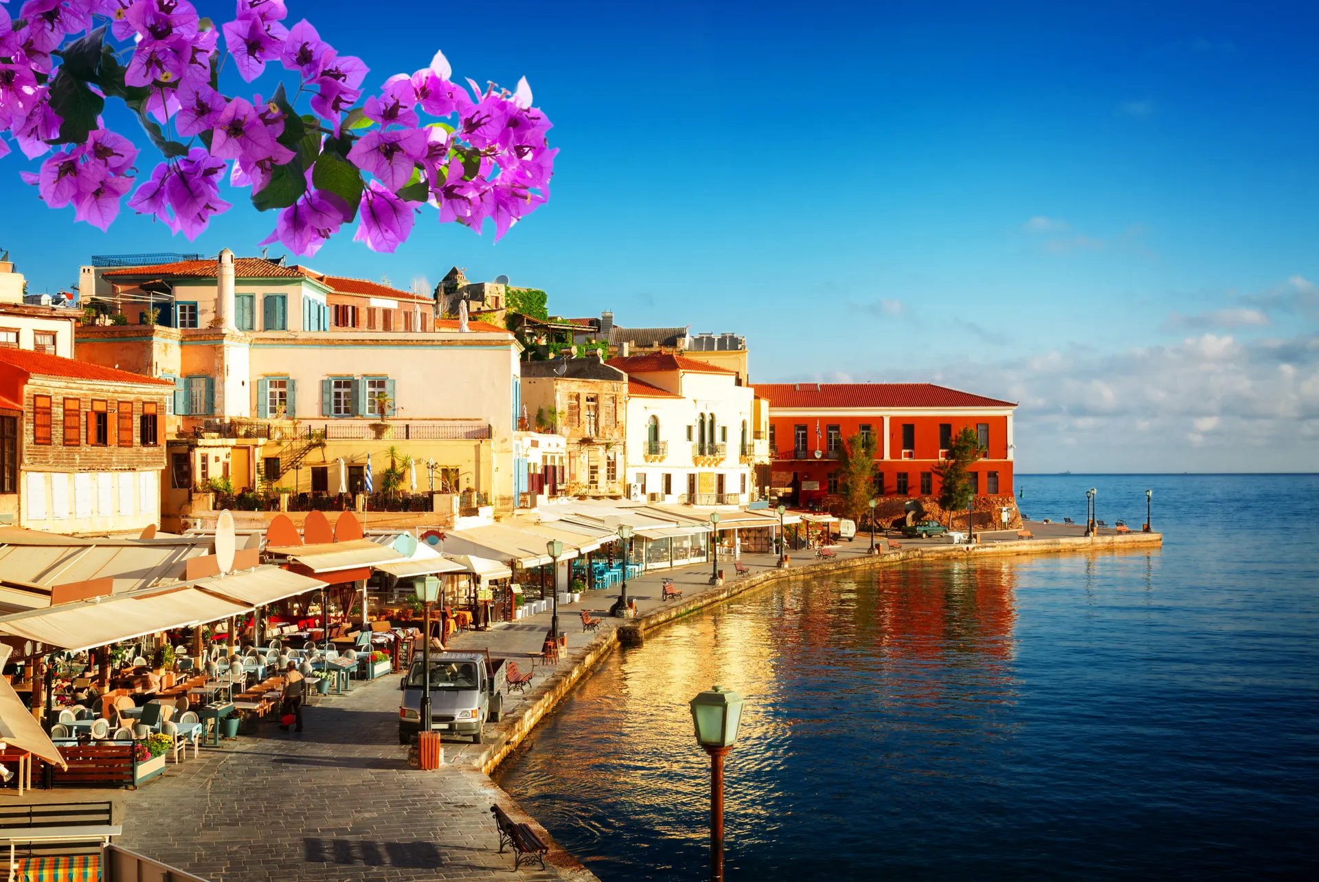 Havenpromenade in Chania met veel tafels onder luifels