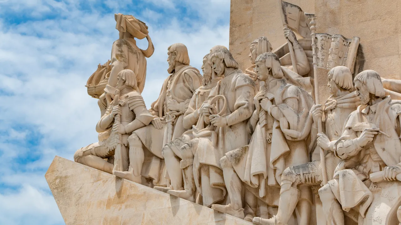 Close up van beelden op de Padrão dos Descobrimentos met op de achtergrond blauwe lucht