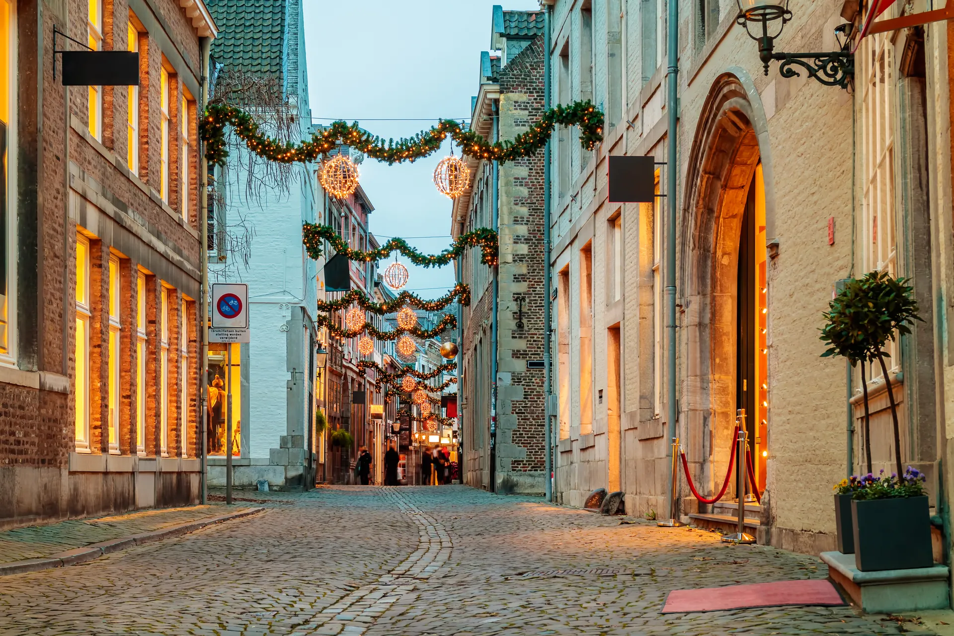 Winkelstraat met kerstverlichting