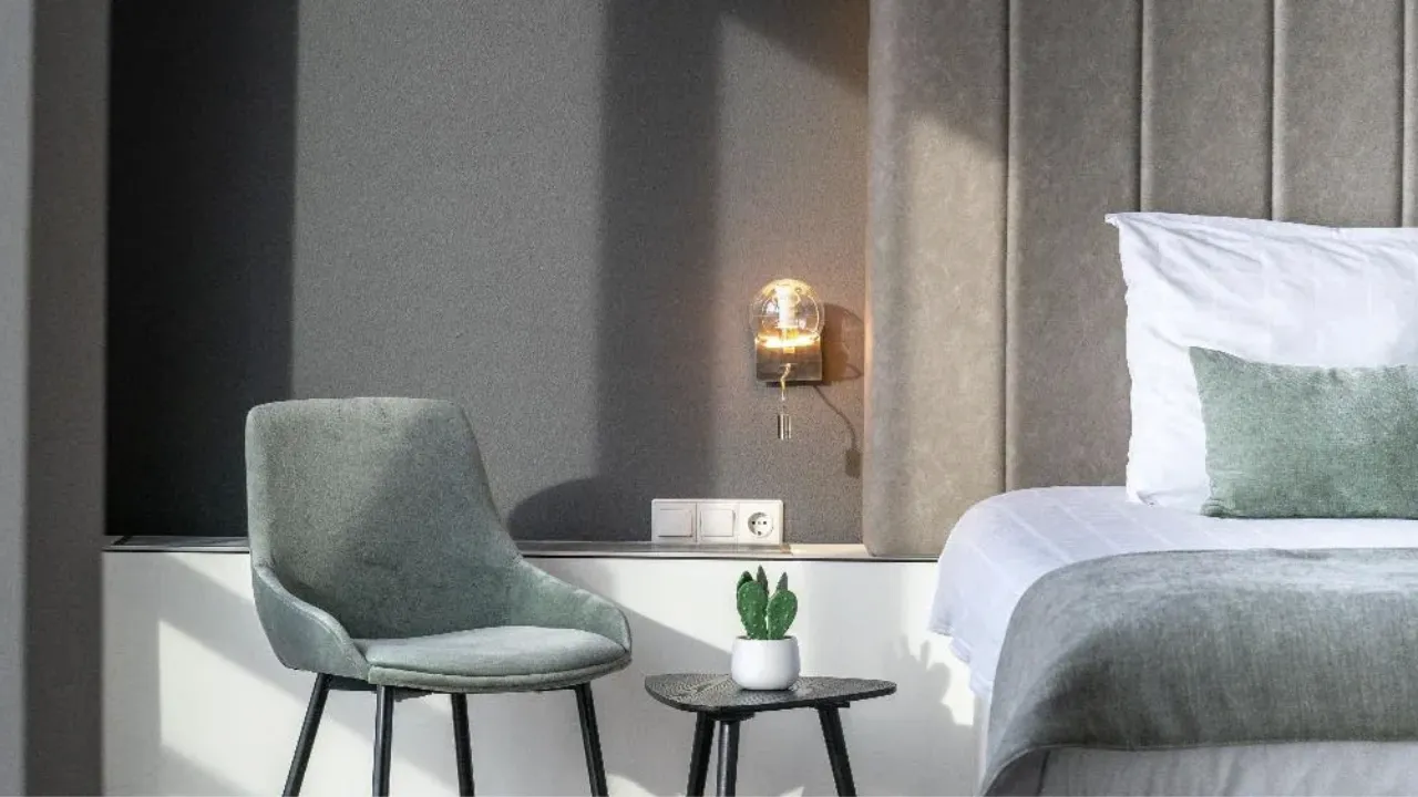 Close up van slaapkamer in Antwerpen met groen-grijze details