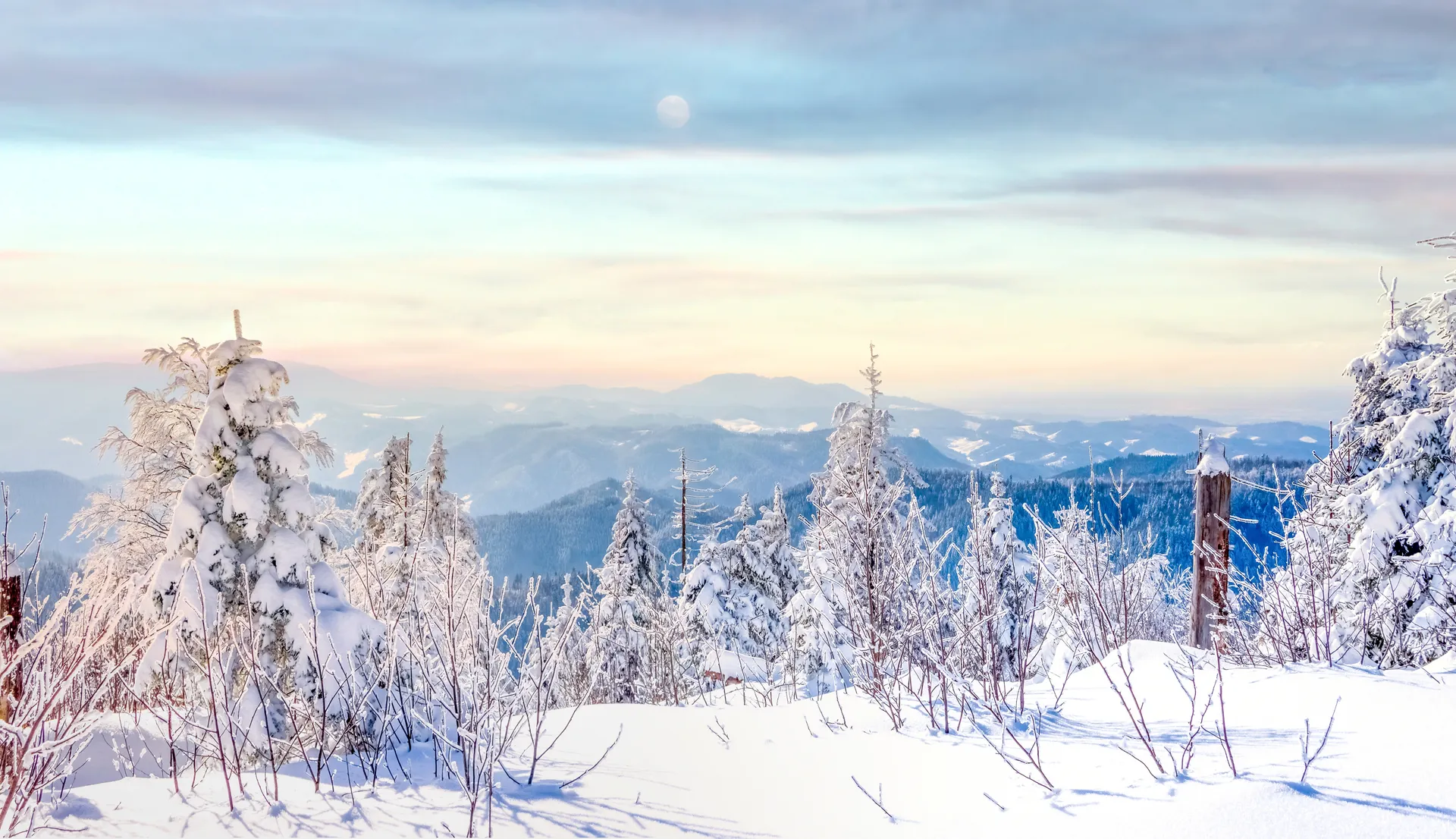 Besneeuw landschap in Duitsland met zon die op de sneeuw schijnt