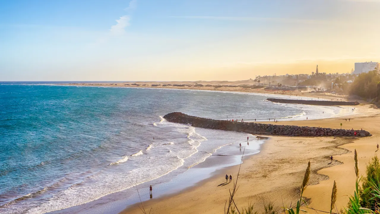 Strand van Playa de Ingles op Gran Canaria met breed geel strand en blauwe zee