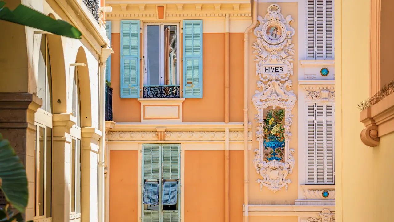 Close up van gekleurde huizen in kleuren geel, roze en oranje in Monaco