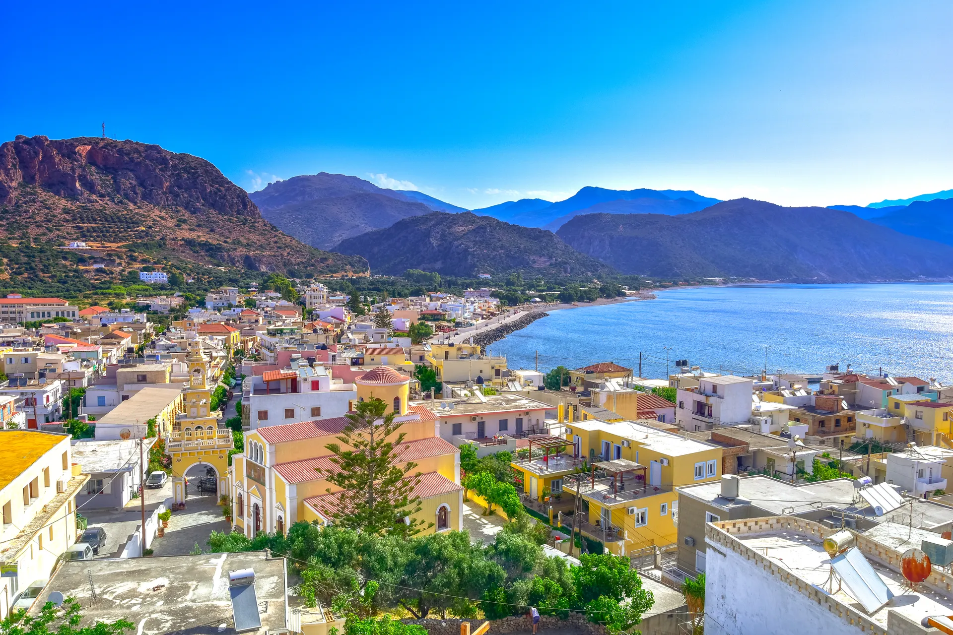 Uitzicht op het traditionele dorp Paleochora aan zee op Kreta