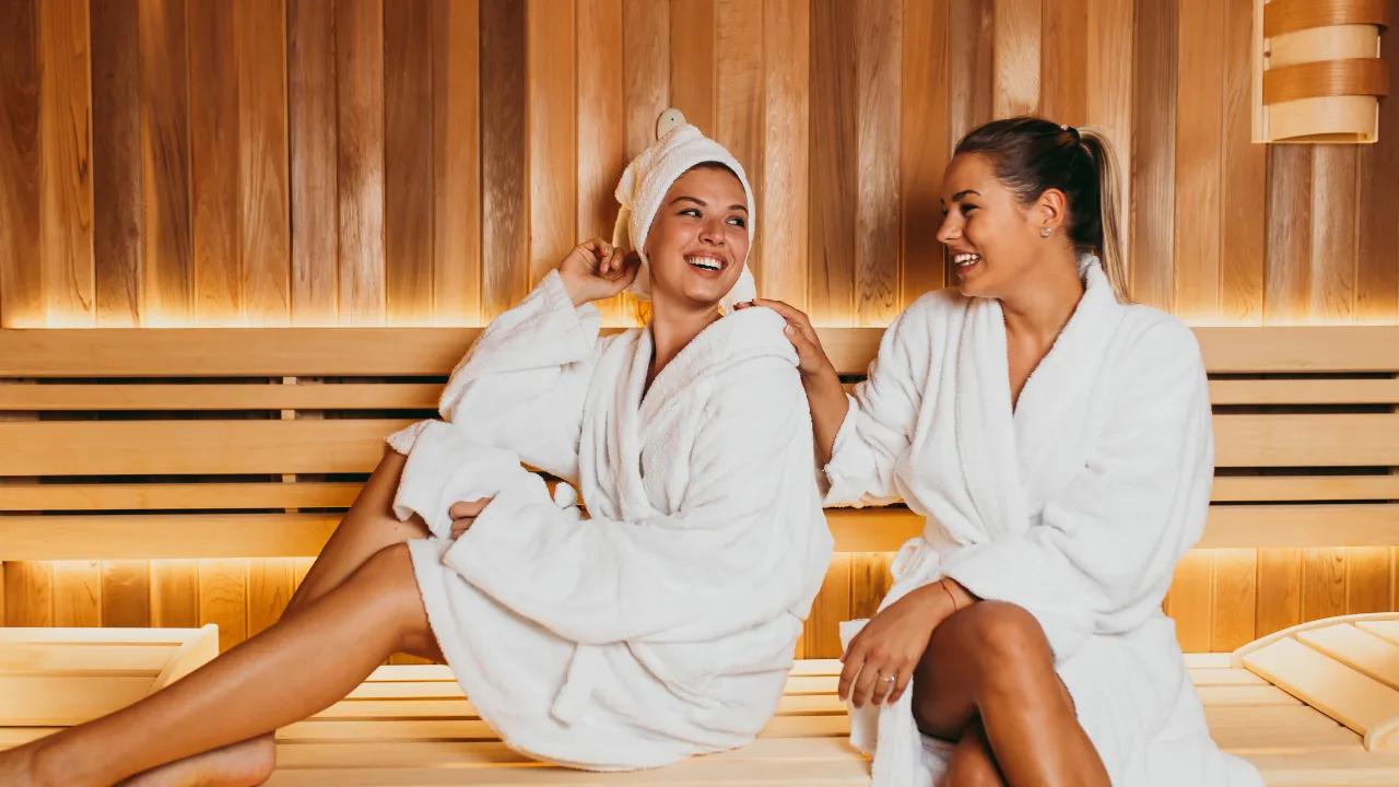 Twee vrouwen in de sauna met badjas