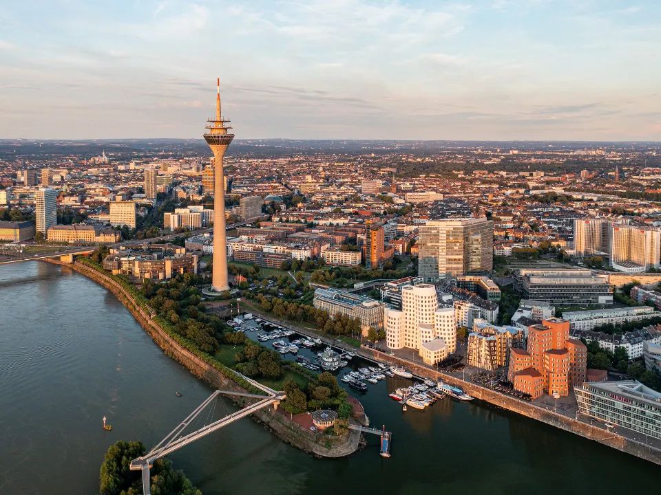 Uitzicht over rivier met stad in Düsseldorf
