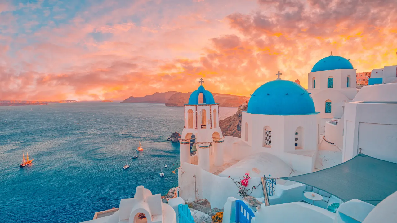 Witte huizen met blauwe koepels op Santorini