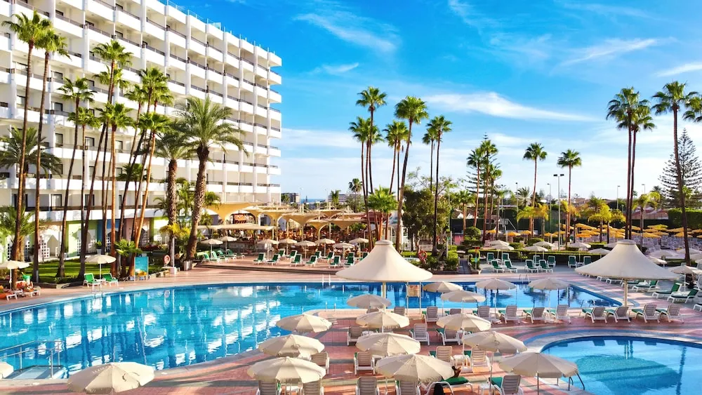 Hotel Bull Eugenia Victoria & Spa Een relaxte vakantie op Gran Canaria? Dan zit je bij Bull Eugenia Victoria goed! Het hotel heeft een fijn zwembad, een uitgebreid wellnesscentrum en talloze faciliteiten voor jong en oud. Voor een klein prijsje boek je all inclusive bij. Het centrum van Playa del Inglés is op loopafstand en in...