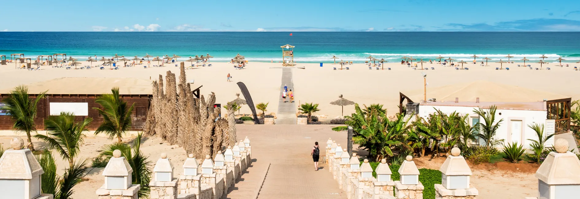 Strand met trap naar beneden