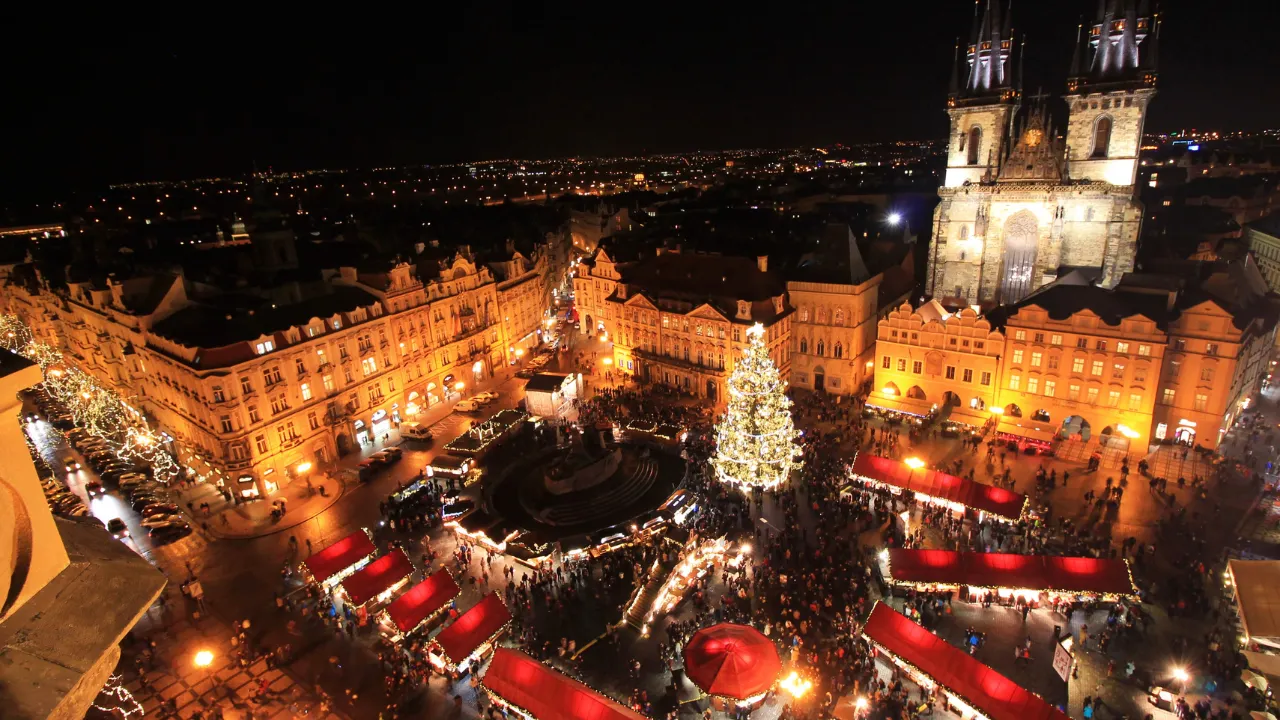 Markt met kerstkraampjes, kerstverlichting en grote kerstboom. 
