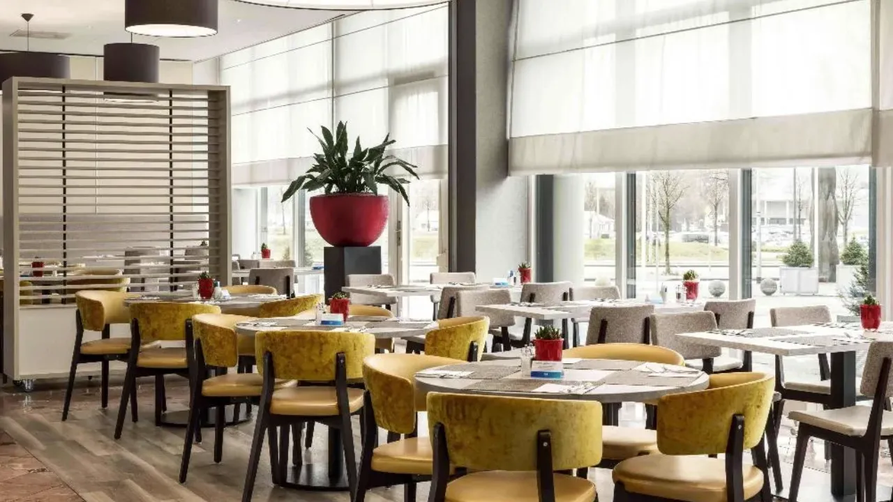 Eetruimte in hotel  NH Maastricht met gele stoelen 