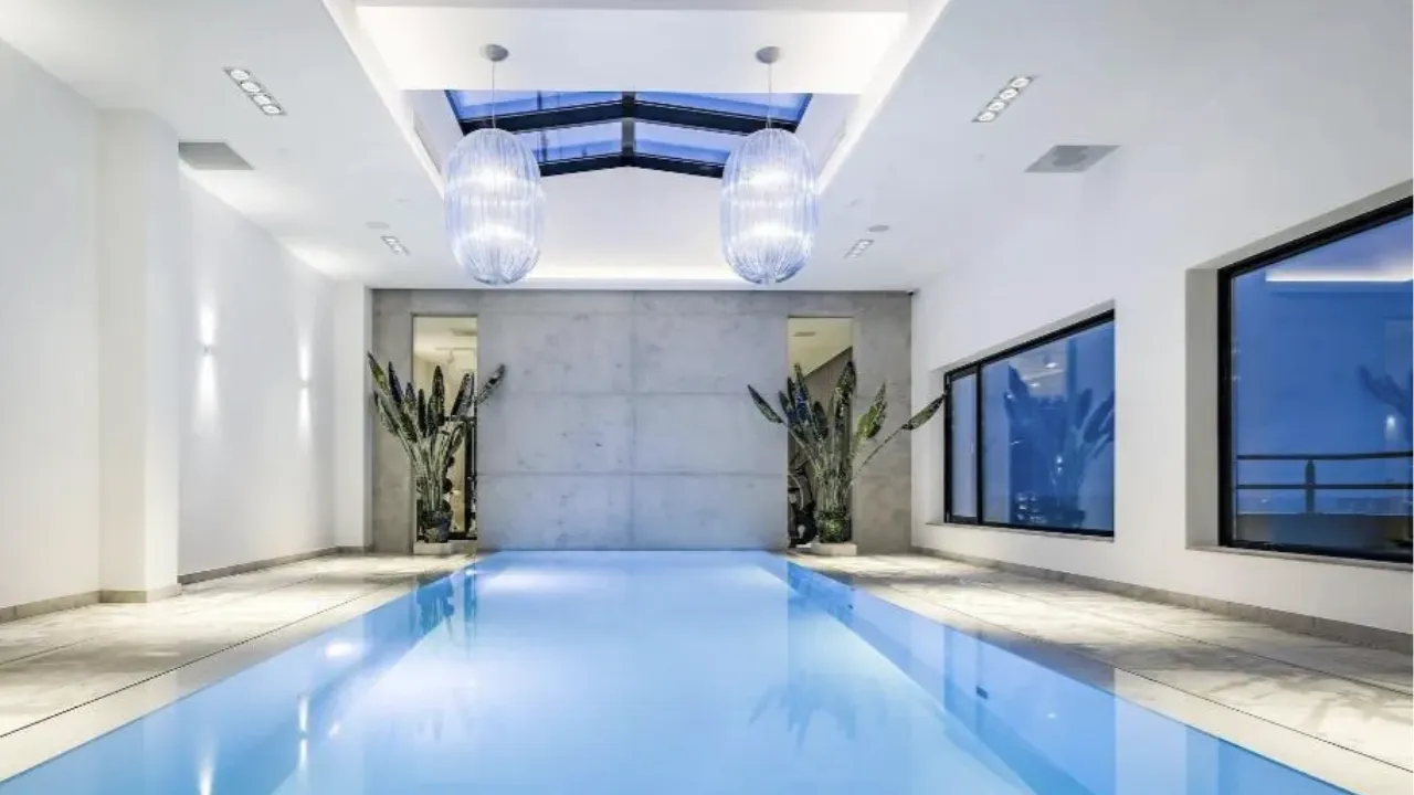 Rechthoeking zwembad met witte stenen en blauw water in hotel Van Der Valk