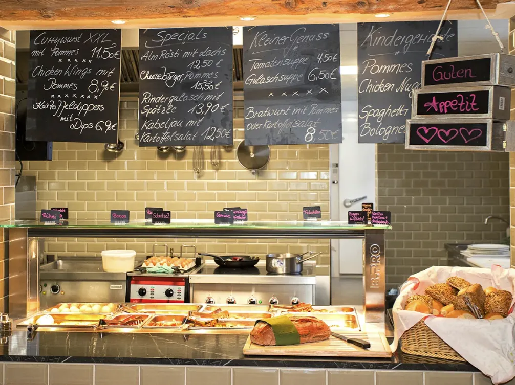 Ontbijtbuffet in hotel met krijtborden met gerechten