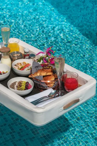 drijvend ontbijt im Pool